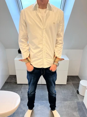 Vit Burberry skjorta - Tjena! Vi har vi fått in denna riktigt snygga burberry skjortan i vit färg. Storlek är M och passar M. Pris 849kr men kan sänkas vid snabb och smidig affär💯💙 // studio II Resell 
