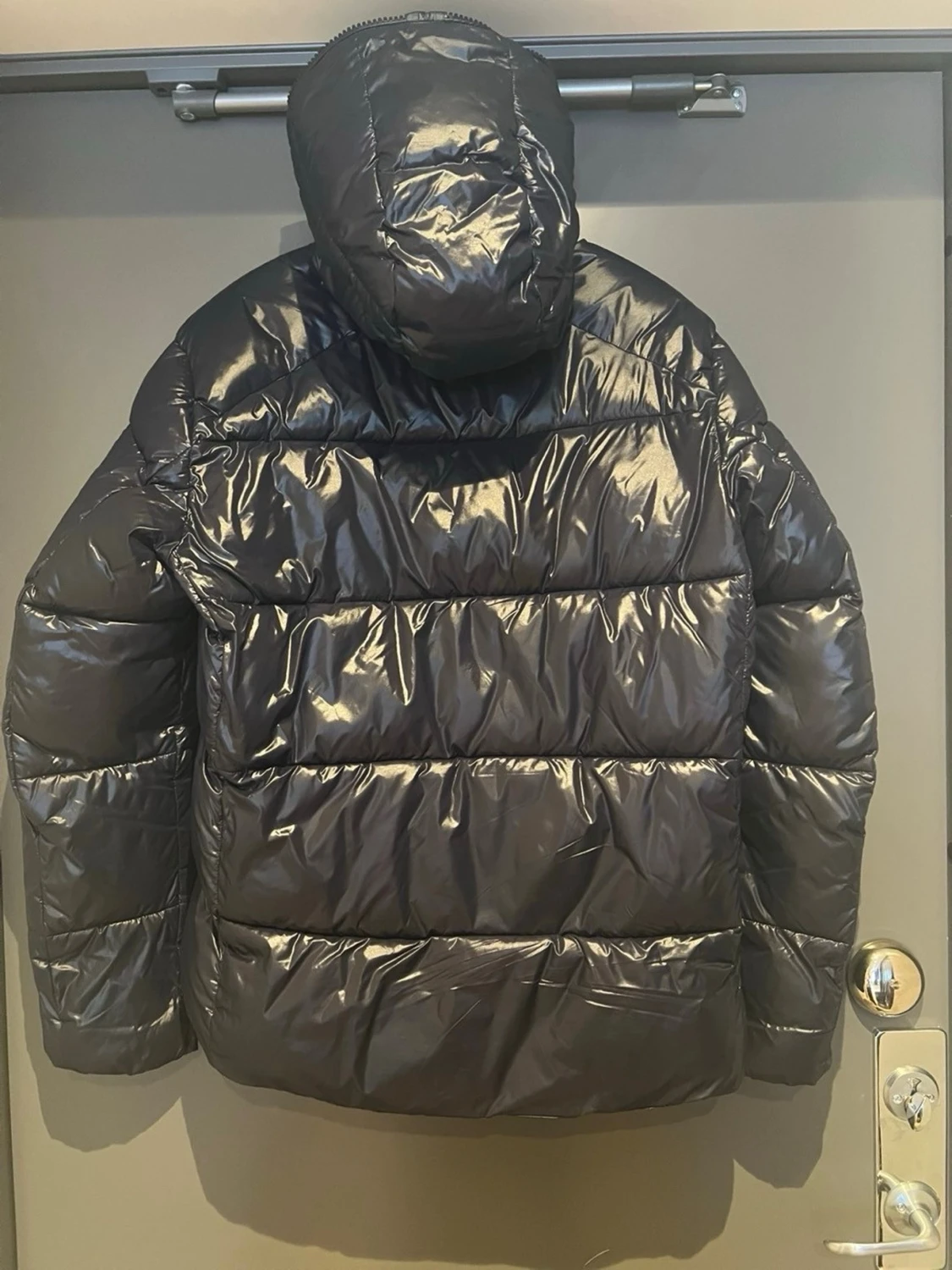 Svart glansig pufferjacka med huva - 1