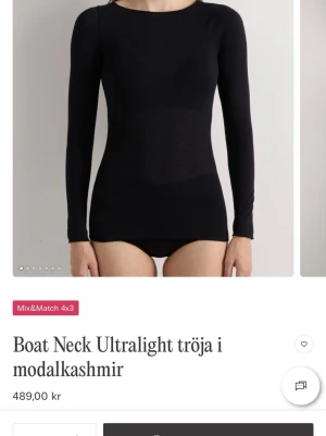 svart intimissimi  - Superslimmad svart långärmad tröja med boat neck i mjuk modalkashmir. Ultralätt material som känns lyxigt och följsamt mot huden. Perfekt basplagg för lager på lager och enkel att styla till olika looks. Helt ny, bara provad. Pris går att diskutera❣️