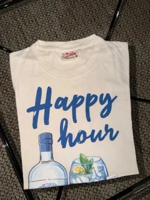 Vit t-shirt med blått tryck Happy Hour - Schysst mc2 saint barth t-shirt. Nypris ligger på ca 115€. Storlek S. Använd fåtal gånger förra sommaren. Sällsynt design som e svår o få tag på