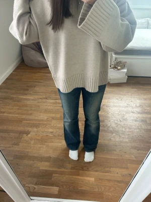 Mörkblå bootcut jeans - Säljer ett par mörkblå bootcut jeans med klassisk femficksdesign och lätt slitna detaljer. Jeansen har låg midja. (W 78cm, innebenslängd 77cm). Skriv för frågor💕