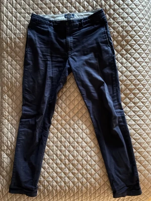 Polo chinos  - Säljer nu dessa polo chinos då jag inte använder dem längre. | Storlek S. | Bra skick. | Ser skrynkligare ut än vad dem är. | Släng iväg en signal vid funderingar så svarar jag snabbt. | 