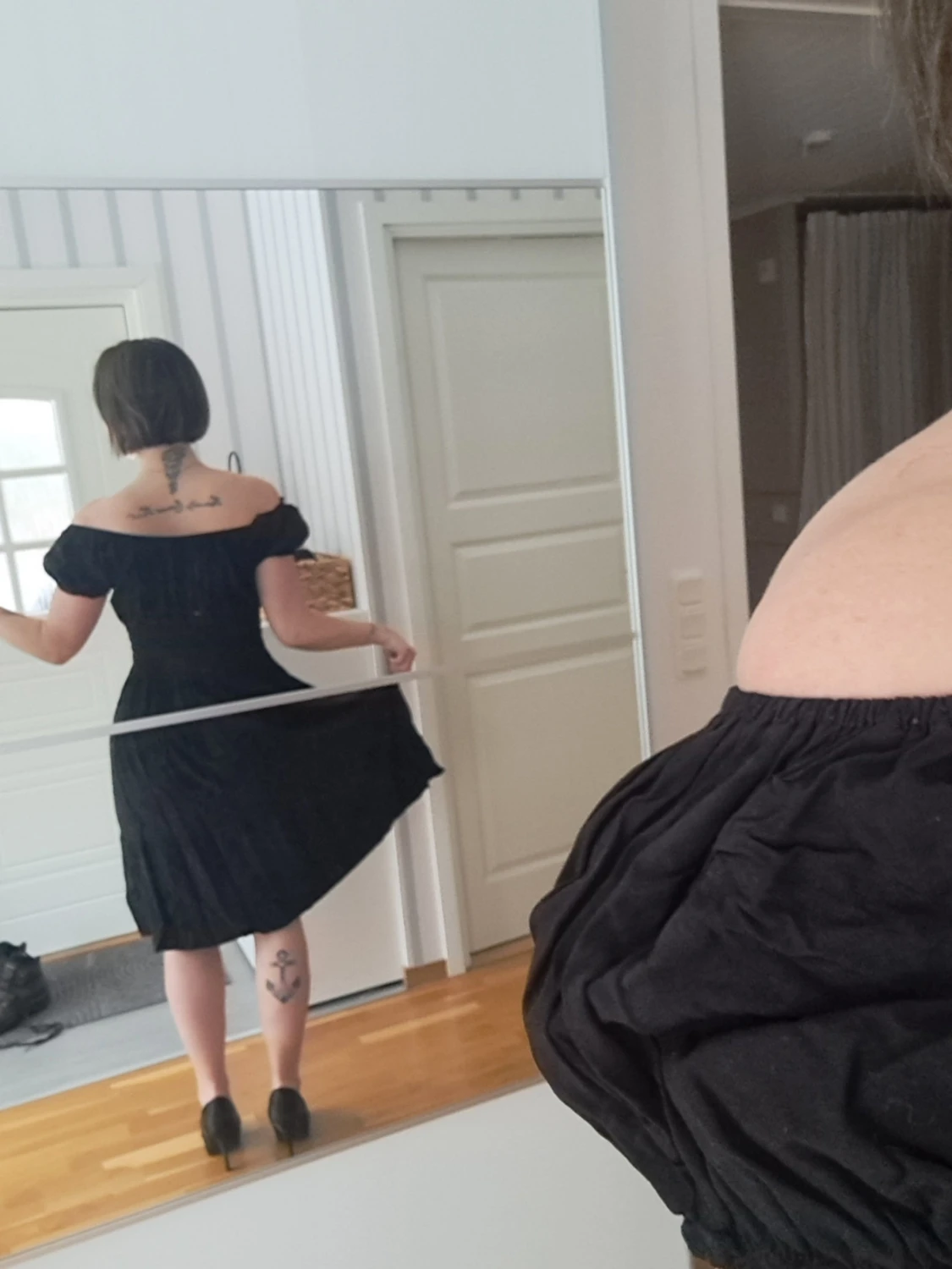 Svart offshoulder klänning med knappar - 3