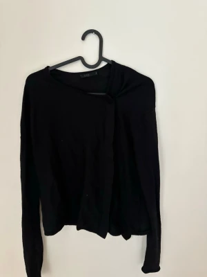 Svart kofta från COS - Snygg svart långärmad kofta från COS. 