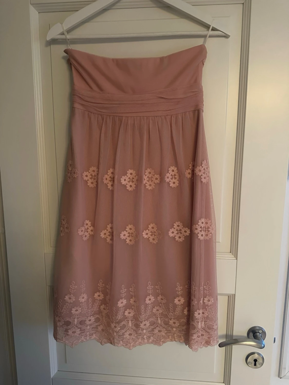 Ljusrosa axelbandslös spetsklänning - 2