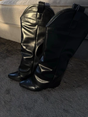 Svarta boots - Svarta boots i storlek 36.