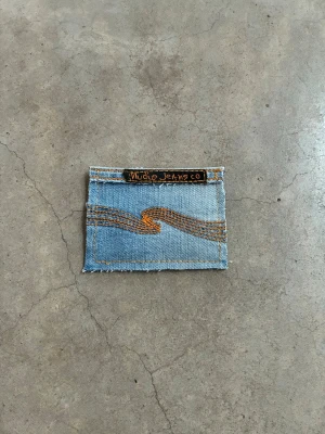 Jeansplånbok - Dropp 6  Handsydd plånbok i vintage jeans. Varje exemplar är unikt med snygga detaljer. Plånboken håller flera kort utan att dem åker ut. Små variationer i färg och struktur visar på plaggets tidigare historia💙  Tiktok: Jeanius.bc