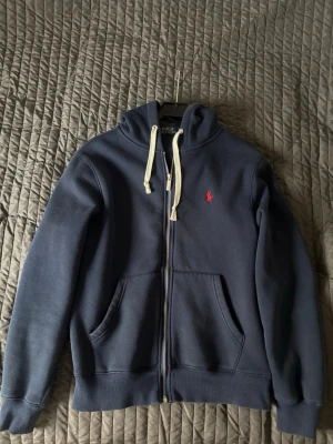 Ralph lauren zip hoodie  - Säljer nu min ralph lauren zip hoodie väldigt fint skick storlek fråga på ifall ni undrar något.