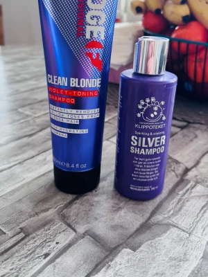 Fudge Clean Blonde & upfriskande silverschampo - Säljer två silverschampon: Fudge Clean Blonde Violet-Toning Shampoo rich/djupblå tub, tar bort gula toner från sopblont hår och återfuktar med SPA guarana. Klippoteket Silver Shampoo i lila flaska, ger glans och neutraliserar gula nyanser. Perfekt för blonda hårtoner. Endast provade, nästan hela