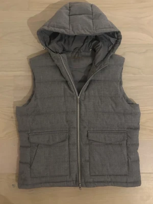 Stenströms väst  - Jätte fint skick. Storlek XL men sitter som L då Stenströms är väldigt små i storlekarna. Nypris 4500. Mitt pris 1499. Modellen på bilden är 185 och väger 85. Hör av dig vid frågor!