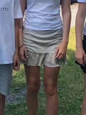 Beige rutig kjol från Gina Tricot - Supersöt tajt beige och vit rutig kjol från Gina Tricot. Kjolen har volangdetaljer och är gjord i ett lätt och luftigt bomullsmaterial. 