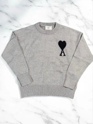 Grå Ami Paris Tröja - Grå Ami Paris Tröja med svart logga. Storlek S. Helt ny oanvänd.