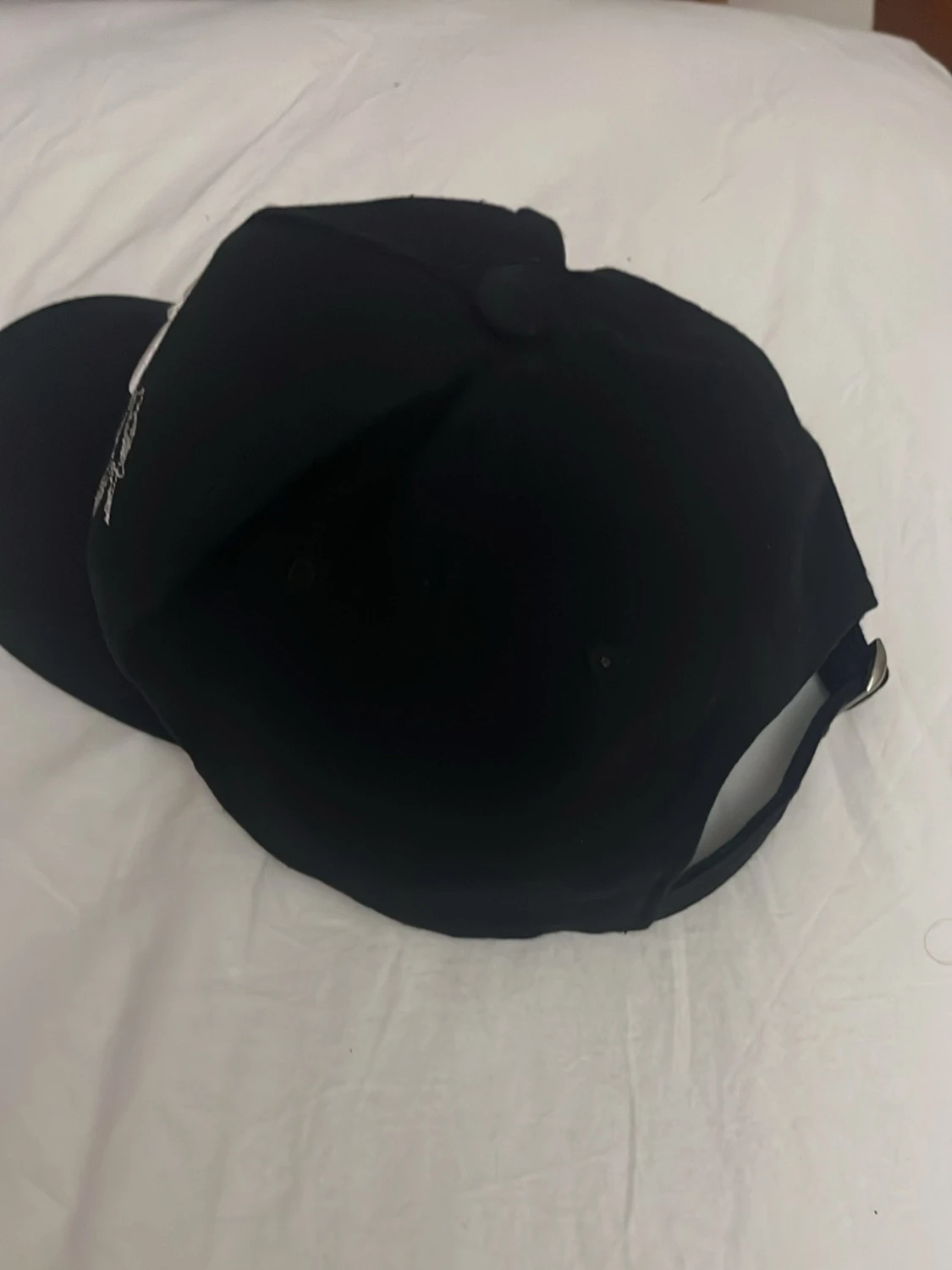 Svart keps med broderad S och duvor - 2