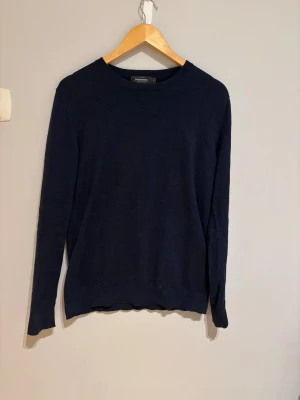 Dressmann tröja marinblå - En supima-bomull tröja från Dressmann i storlek S,  jättebra skick. Tröjan är väldigt stilren och går att matcha till allt! Säljer den för 249kr- nypris 499kr. Priset kan självklart diskuteras! 