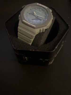 G shock Rm 2100 (grey) - En grå casio g shock 2100  i helt nytt skick. Låda medföljer. 