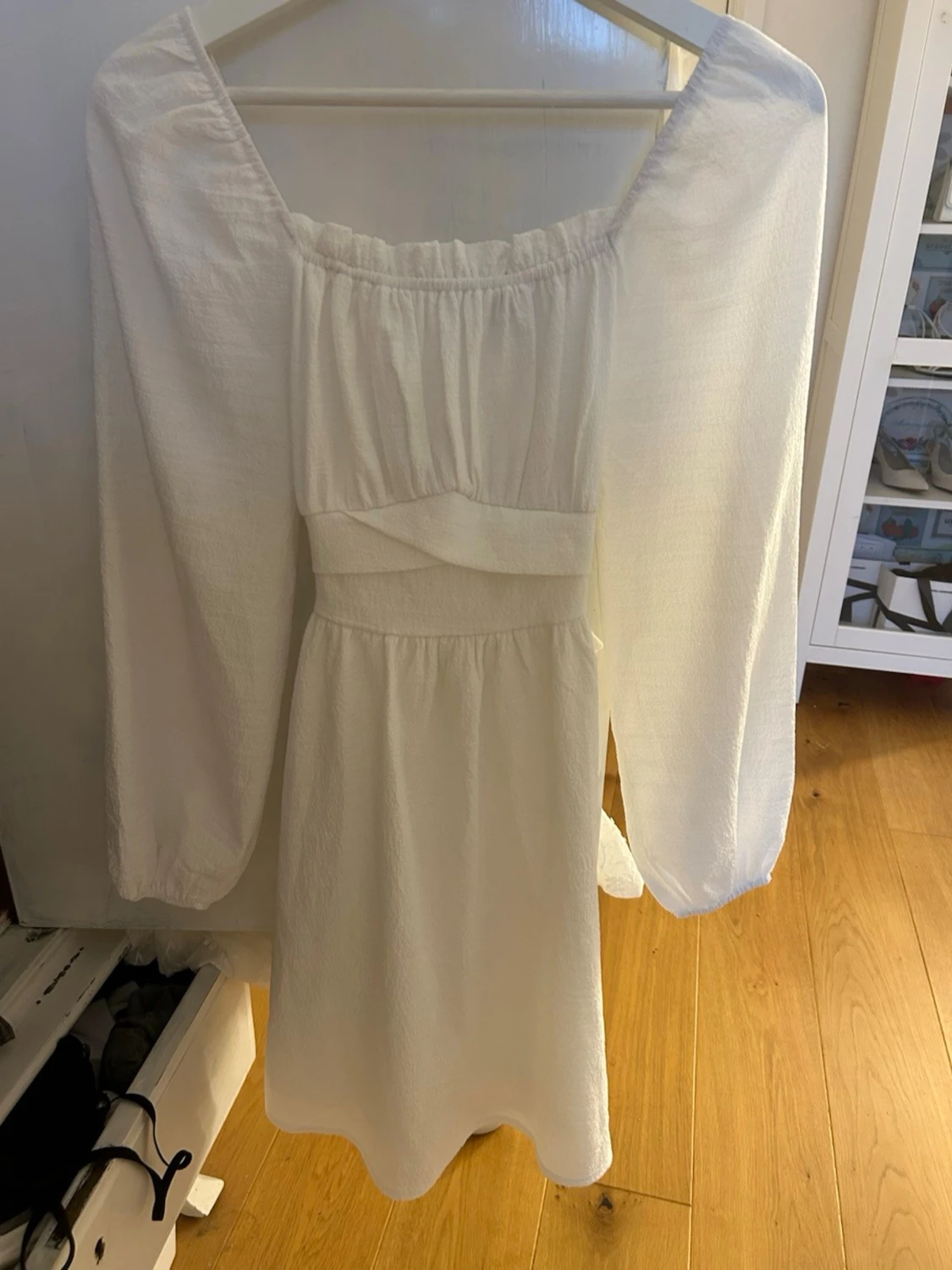 Vit klännig med knytdetalj bak