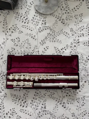 Tvärflöjt Jupiter  - Säljer min Jupiter tvärflöjt som jag spelade på i mellanstadiet. Silvrig elevmodell i fint skick. Alla delar medföljer (huvud, kropp och fotdel). Original hårt fodral samt mjuk ytterväska ingår.  Har legat förvarad i fodral. Säljes då den inte används längre.  Perfekt för nybörjare eller skolbruk.  Pris: 1800 kr kan diskuteras vid snabb affär 