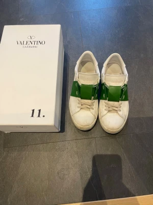 Valentino opens - Säljer mina valentino opens i storlek 41 då jag tyvär har växt ut dom. Skorna är 100% äkta och jag köpte dom på plick för en hög peng. Mitt pris är 1600Kr medans Orginal pris är cirka 4000kr. Skorna är i fint skick och var använda i speciella tillfällen. Bara att höra av sig vid frågor😄
