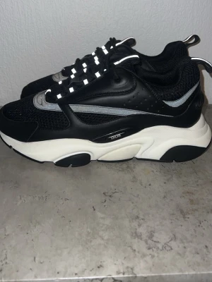 Dior B22 - Storlek 42 och 43 finns inne. Pris kan diskuteras vid snabbäffar