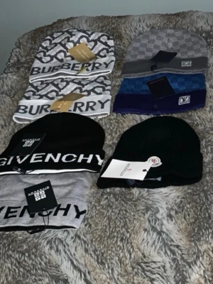 Mössor - Snygga mössor, 300 kronor styck eller 1500 för alla. Priset är inte hugget i sten, kontakta för mer info👍