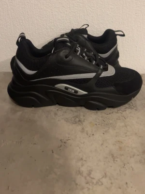 Dior B22 - Storlek 42 och 43 finns inne. Pris kan diskuteras vid snabbäffar