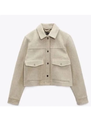 Beige vårjacka från Zara - Beige cropped jacka från Zara med klassisk krage och stora bröstfickor med lock. Pris kan diskuteras!