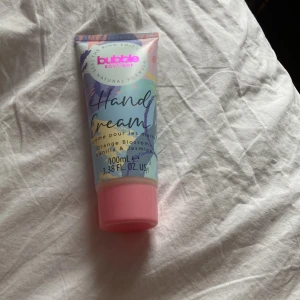 Bubble Handkräm Vanilla & Jasmine - Handkräm från Bubble i en pastellfärgad tub med rosa lock. Doft av vanilla och jasmine samt neroli och orange blossom. Tuben rymmer 100 ml och har en mjuk, krämig formula som återfuktar händerna. Vegansk och med naturliga ingredienser.