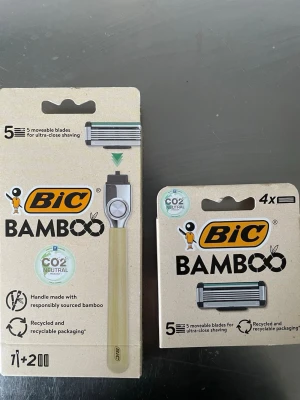 Bic Bamboo rakhyvel och rakblad - Säljer ett set med Bic Bamboo rakhyvel och extra rakblad. Handtaget är gjort av bambu och förpackningen är återvunnen. Rakbladen har 5 rörliga blad för nära rakning. Miljövänligt val med CO2-neutral märkning.