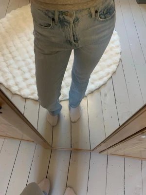 Ljusblå raka jeans - Säljer ett par ljusblå jeans från H&M med rak passform och mellanhög midja. 