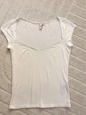 Vit topp från Nelly - Vit urringad topp från Nelly. Den har kommit till användning endast någon enstaka gång då den inte passar mig riktigt💕