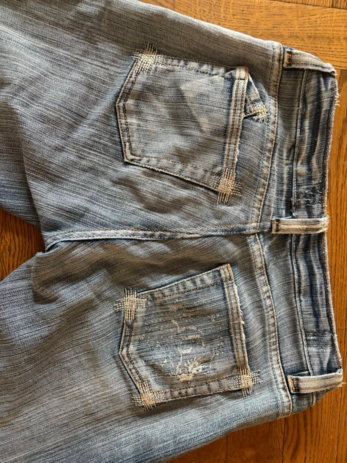 Blå bootcut jeans med slitningar - 4