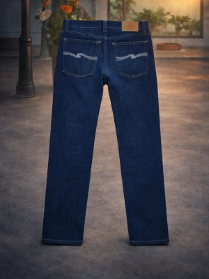 Mörkblå raka jeans från Nudie Jeans - Säljer ett par mörkblå jeans från Nudie Jeans med rak passform och klassisk femficksdesign. Perfekt för dig som vill ha en chill outfit fär vardagen