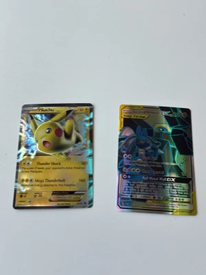 Två holografiska Pokémonkort - Säljer två holografiska Pokémonkort: ett med Pikachu och ett med Lucario & Melmetal GX. Båda korten har glansig yta och färgstarka illustrationer. Perfekt för samlare eller dig som vill utöka din kortlek med unika och coola kort.