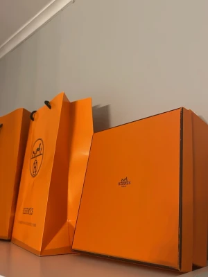 Låda/påse - Säljer två stycken lådor och tre stycken shoppinpåsar som kan användas som dekoration eller för att ges till någon nära i present. De kan säljas separat och det är 200 kr per låda och 250 kr per påse men om det köps ihop blir det rabatt 