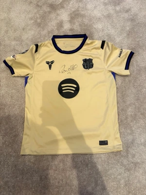 Signerad Barca tröja  - Barca tröja signerad av Ronaldo nazario, R9               Kom priv om du behöver bevis eller undrar något 