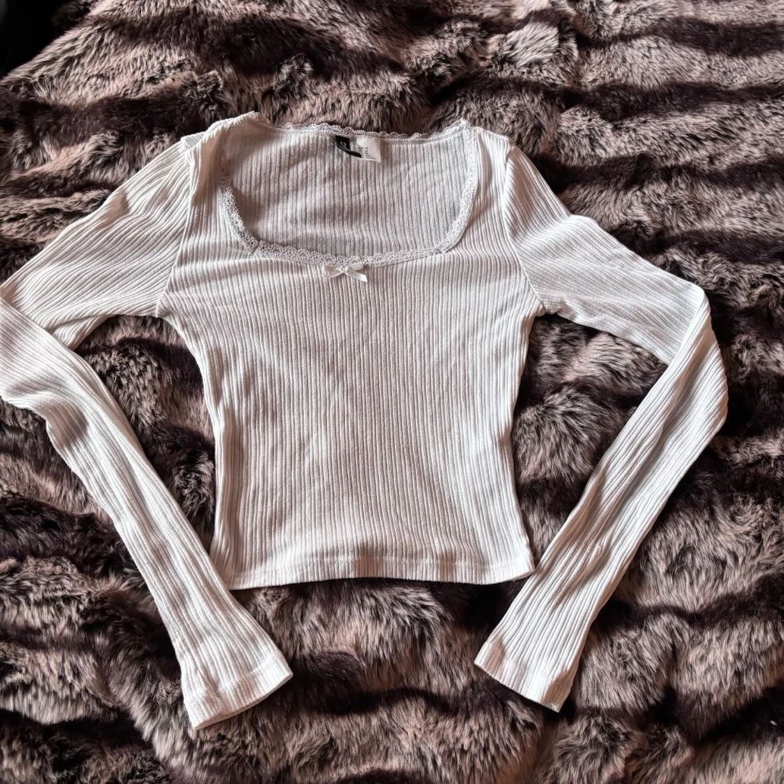 Vit ribbad topp med spetsdetalj från hm