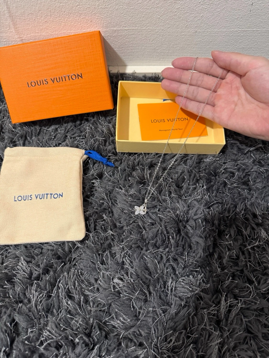 Llv necklace - 1