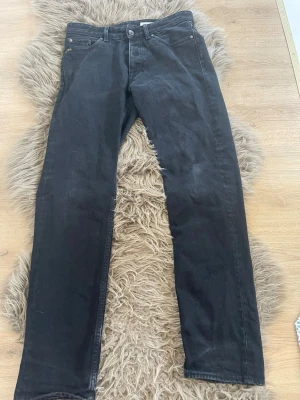 Tiger of sweden jeans  - Säljer ett par svarta tiger of sweden jeans perfekt till allt ! Nypris 1499kr mitt pris 599kr! Pris går att diskuterar vid snabb affär. De är bara att hör av sig vid funderingar! Storlek 28W 32L
