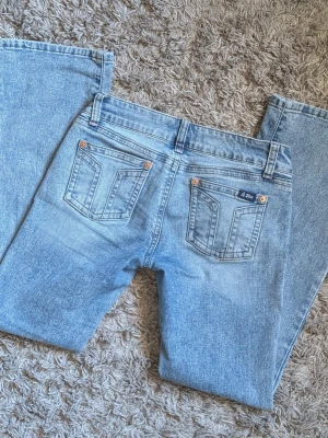 G rise jeans - Säljer dessa jättetrendiga och eftertraktade G rise Gena jeans i ljusblå, super low rise och bootcut. Jättefina, säljer då jag köpte på vinted men dom passade inte, är i mycket fint skick, men lappen håller på att lossna lite, dock inget som förändrar funktionen.   Storlek M/S, se alla mått på bilderna och nedan:  Midjemått mätt platt: 39,5 cm Innerbenslängd: 73,5 Skrev: 18 cm Stuss: 31 cm Ytterbenslängd: 96 cm Benvidd längst ner/bootcut mätt platt: 22 cm Låt bredd mätt platt: 23 cm 