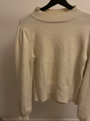 Vila stickad tröja - Stickad tröja från vila med lite puff armar. 