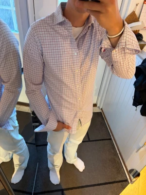 Rutig skjorta från The Shirt Factory - Riktigt najs skjorta från The Shirt Factory. Som ny och inga skador! Storlek 39.