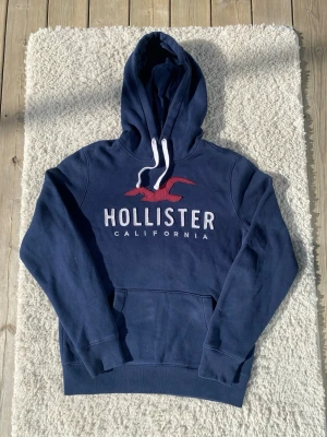 Hollister hoodie - Hollister hoodie M • Mycket bra • Hollister  Säljer en Hollister hoodie i fint skick Skick: 9/10  Inkluderat: Endast hoodie Pris: 599 kr ej hugget i sten Storlek: M  Snabb affär = priset kan sänkas vid seriöst bud