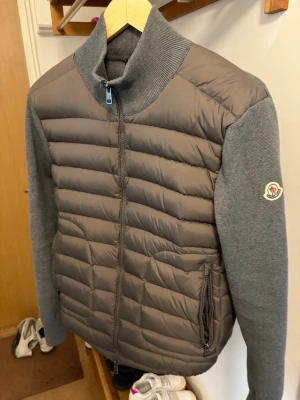 Moncler cardigan - Moncler cardigan storlek M/2 Sitter Som S skriv din längd oanvänd