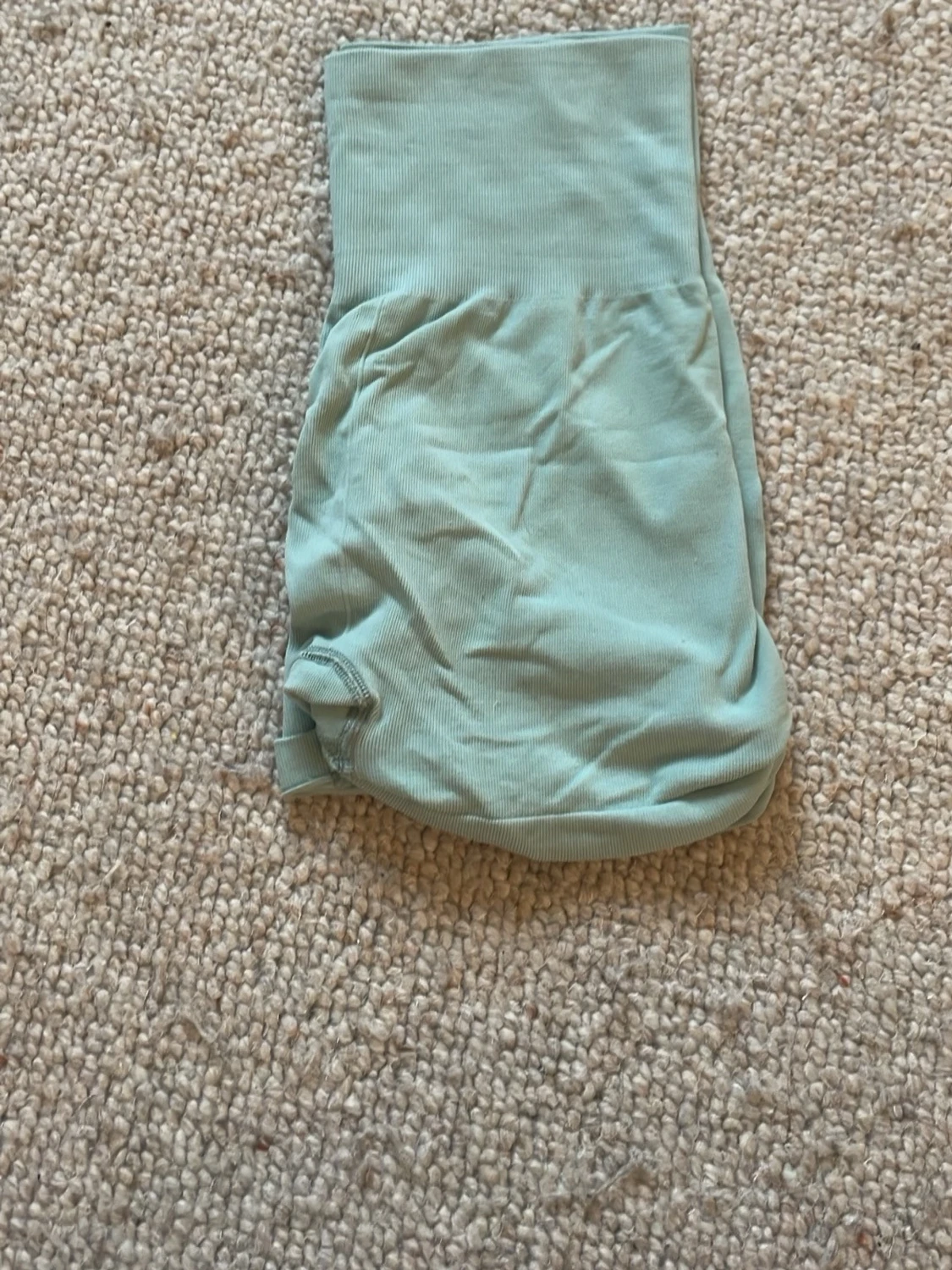 Ljusgröna ribbade träningstights-shorts