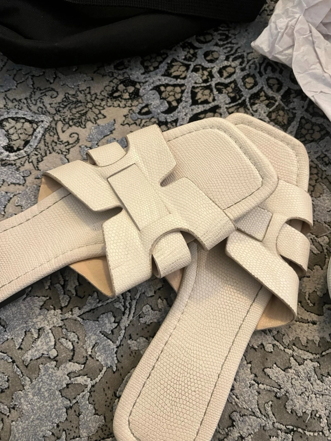 Beige sandaler med breda remmar