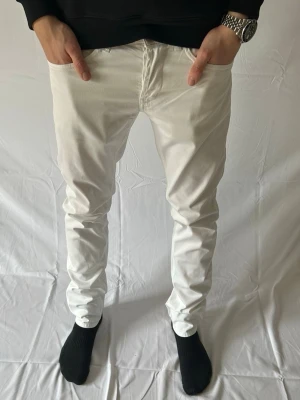 Dondup George  - Tja! Säljer nu dessa sjukt eftertraktade vit Dondup George med original slitningar från frabrik. Se storlek nedan. Jeansen är i mycket bra skick.                                                                     Nypris: 3500kr                                                                 Säljs för: 849kr                                                                 Tveka inte på att höra av er vid intresse eller frågor!