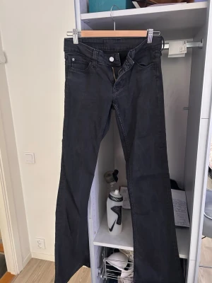 svarta cheap monday jeans - ett par jätte snygga cheap monday jeans, har haft dem ett tag men kommer ej till användning. inga hål eller repor. nypris 400.storlek 28/34. hör av er vid frågor.