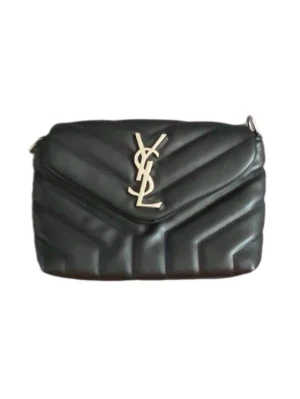Svart axelväska från S Laurent - Snygg svart axelväska från S Laurent i quiltat läder med guldigt YS-emblem på framsidan. Väskan har justerbar axelrem med gulddetaljer och klassisk kuvertform. Perfekt för dig som vill ha en stilren och lyxig accessoar.