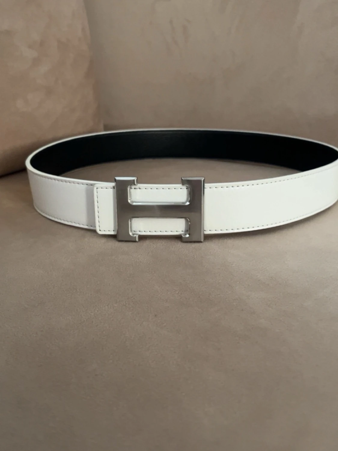 Vitt H’e’r’m’e”s skärp med H spänne - 1