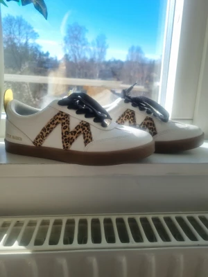 Vår/sommar skor! - Steve madden skor, använt 2 gånger. Säljer pga fel stolek tyvärr! Ny pris är: 1150kr. Priset går att diskuteras.